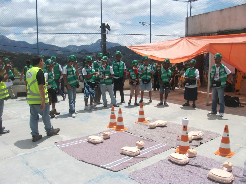 Training volunteers in disaster response in Teresópolis, 9-11 March 2012